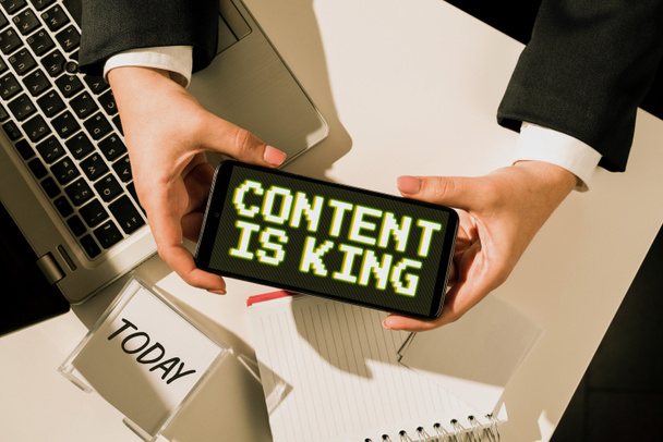 Текст, показывающий вдохновение Содержание ли KingContent является сердцем современных маркетинговых стратегий, Слово, написанное по содержанию является сердцем современных маркетинговых стратегий - Фото, изображение