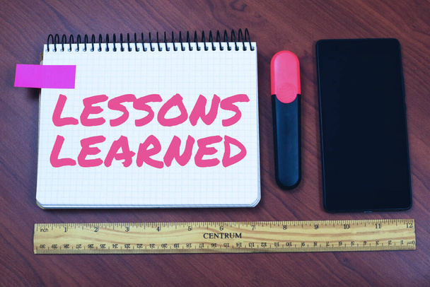 Sign displaying Lessons LearnedA tapasztalatokból származó ismeretek megosztásának és felhasználásának elősegítése, Üzleti ötlet A tapasztalatokból származó ismeretek megosztásának és felhasználásának elősegítése - Fotó, kép