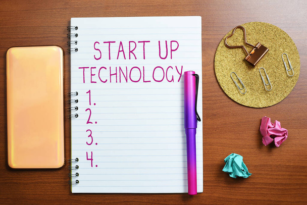 Κείμενο γραφής Start Up Technology, Word for Young Technical Company αρχικά χρηματοδοτήθηκε ή χρηματοδοτήθηκε - Φωτογραφία, εικόνα