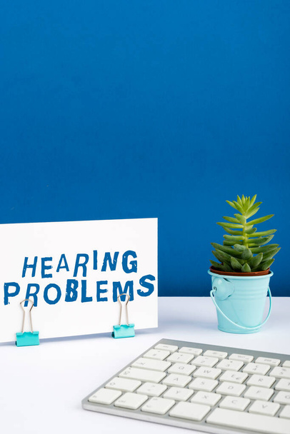 聴覚の問題を提示するテキストキャプション部分的または全体的に音を聞くことができない通常、概念的な意味は部分的または全体的に音を聞くことができない通常 - 写真・画像