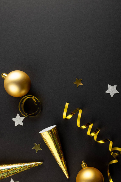 Composition of close up of new years decorations on gray background. New year's eve party, celebration and copy space concept. - Foto, afbeelding