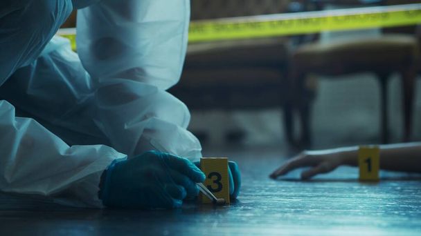 Detective Collecting Evidence in a Crime Scene. Forensic Specialists Making Expertise at Home of a Dead Person. The Concept of Homicide Investigation by Professional Police Officer. - Foto, Bild