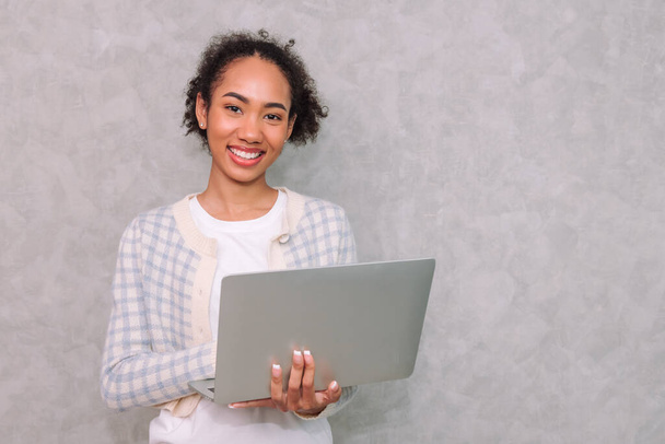 Retrato mulher de negócios usando laptop para o trabalho, beleza negra afro-americana, Isolado em fundo cinza - Foto, Imagem