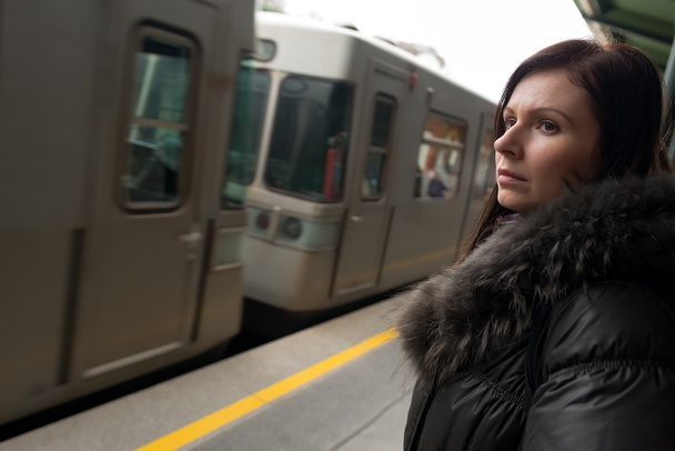 Vrouw met metro trein reizen - Foto, afbeelding