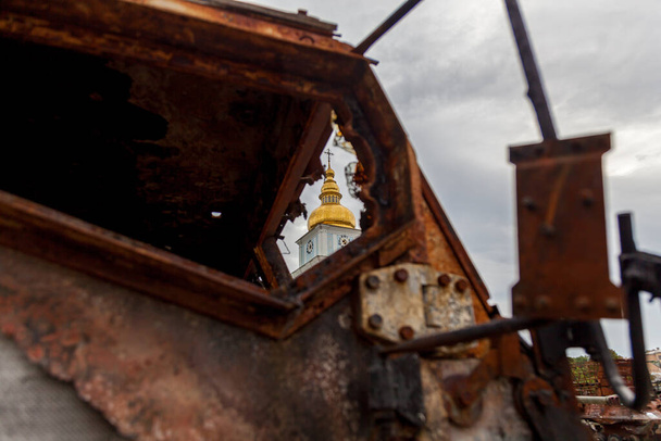 KYIV, UKRAINE 20 August 2022: Destroyed military equipment of the Russian army on display at Mikhailovskaya square against the backdrop of churches in Kyiv - Foto, immagini