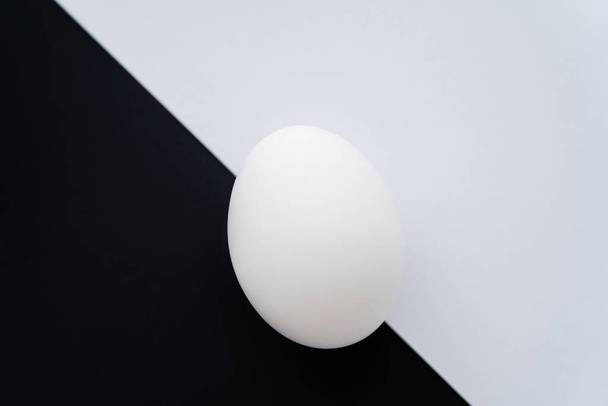 Vista dall'alto dell'uovo di pollo biologico su sfondo bianco e nero  - Foto, immagini