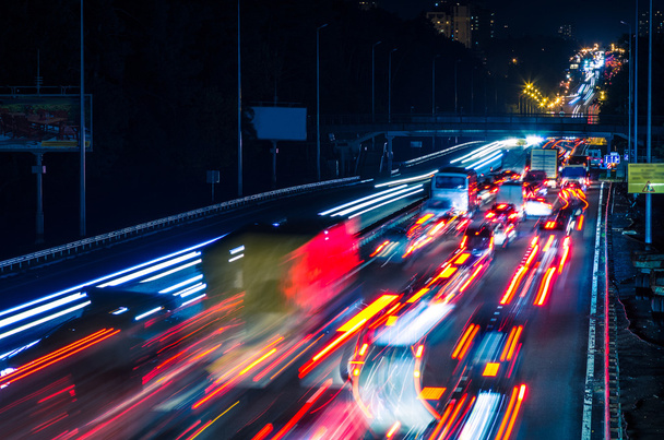 Traffico notturno con tracce sfocate dalle auto
 - Foto, immagini