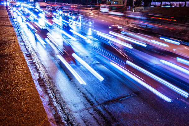 Nachtverkehr mit verwischten Spuren von Autos - Foto, Bild