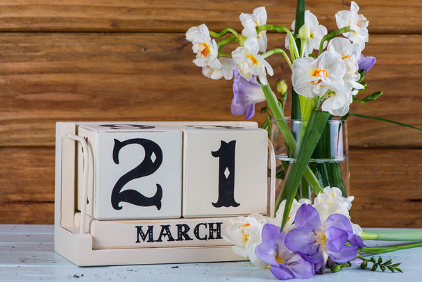春ビンテージ カレンダーと新鮮な花の最初の日 - 写真・画像