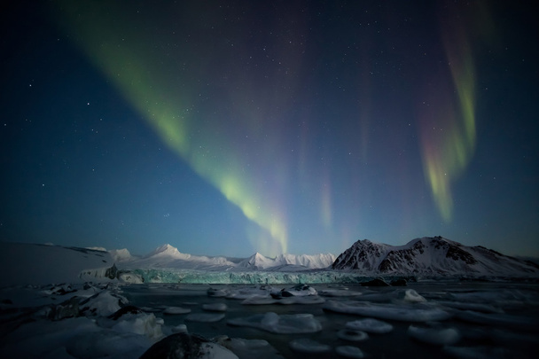 Northern Lights over de Arctische gletsjer tidewater - Spitsbergen - Foto, afbeelding