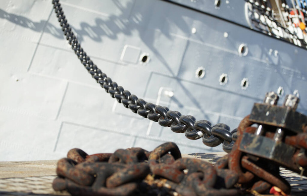 Limana demir atmış bir yelkenli gemisinin pruvası                                - Fotoğraf, Görsel