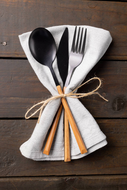 Overhead view of cutlery, rustic string and napkin on wooden background. Thanksgiving, autumn, fall, american tradition and celebration concept. - Foto, Bild