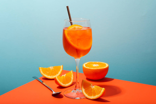 Έννοια του γευστικού αλκοολούχου ποτού, Aperol Spritz κοκτέιλ - Φωτογραφία, εικόνα
