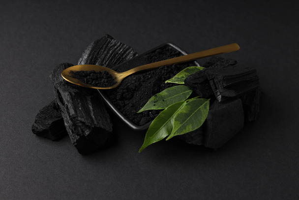 Натуральная древесина или древесный уголь на черном фоне - Фото, изображение
