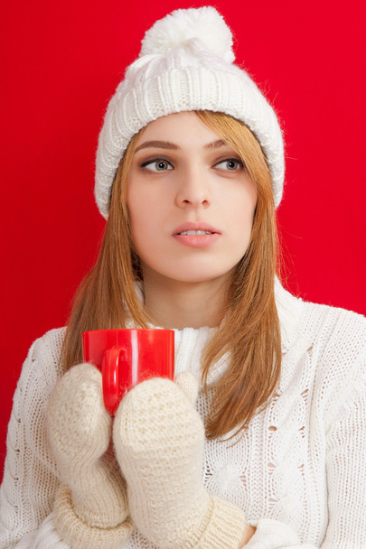 Beautiful woman drinking hot drink - Foto, Bild