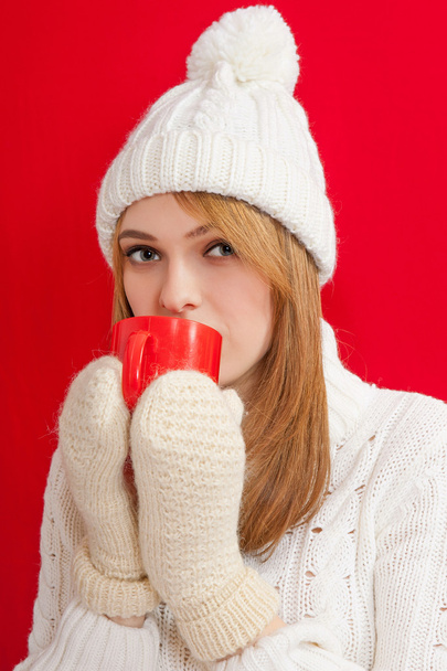 Beautiful woman drinking hot drink - Foto, afbeelding