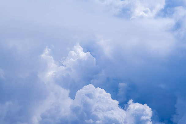 Bir sürü beyaz kümülüs bulutu olan güzel bir arka plan. Hava görüntüsü. Boşluğu kopyala. - Fotoğraf, Görsel