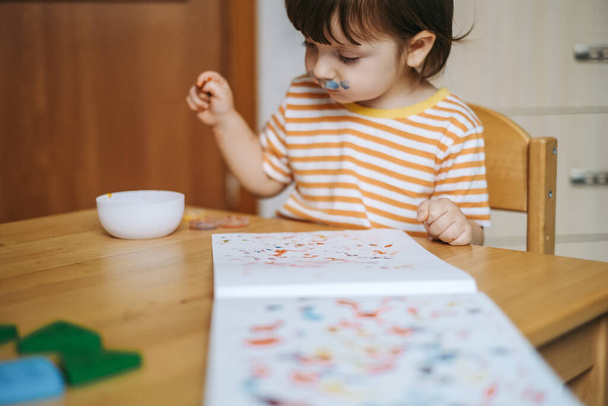 Early child development. Home education of the kid. New methods and technologies for teaching children. Creative development of children. The child learns to draw. - Photo, Image
