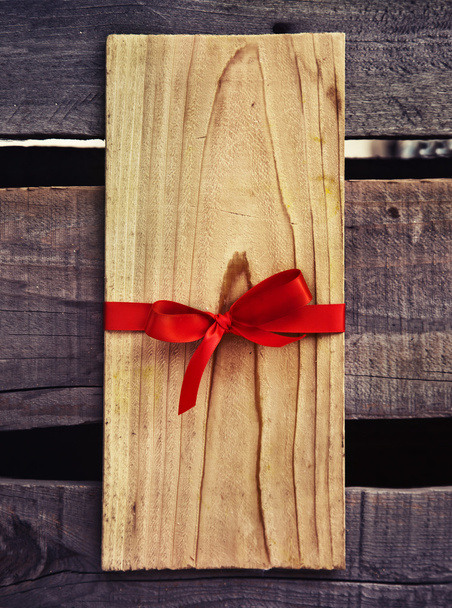 Red Bow on wooden Gift - Foto, afbeelding