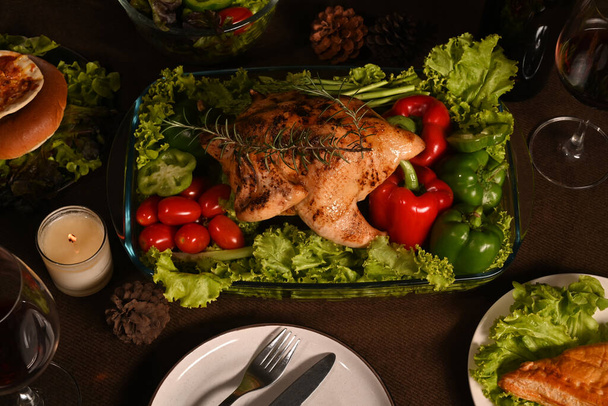 Vue ci-dessus du dîner traditionnel d'Action de grâces sur une table en bois. Concept alimentaire d'automne traditionnel. - Photo, image