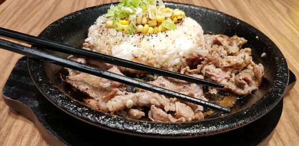 韓国のソースのブルゴギをご飯の上にスライスした唐辛子と甘いトウモロコシと選択的フォーカスグリルビーフステーキ-韓国料理スタイル - 写真・画像