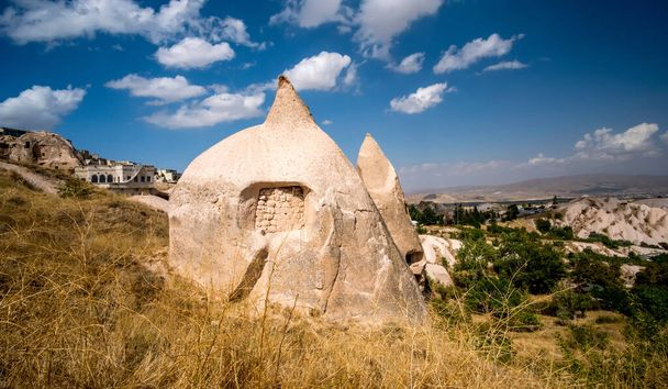 Дом, вырезанный из туфа на горе в Учисаре, Турция - Фото, изображение