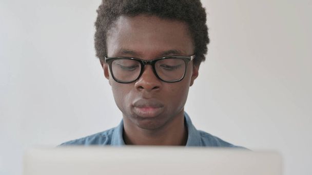 Close Up of African Man Using Laptop in Office - Fotoğraf, Görsel