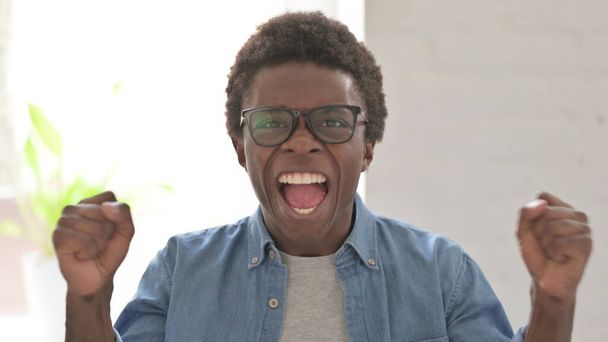 Πορτρέτο του ενθουσιασμένου Αφρικανού που γιορτάζει την επιτυχία - Φωτογραφία, εικόνα