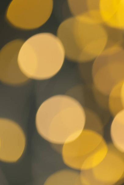 Imagen de Navidad amarilla fuera de foco luces de hadas de fondo. Navidad, tradición y concepto de celebración. - Foto, Imagen