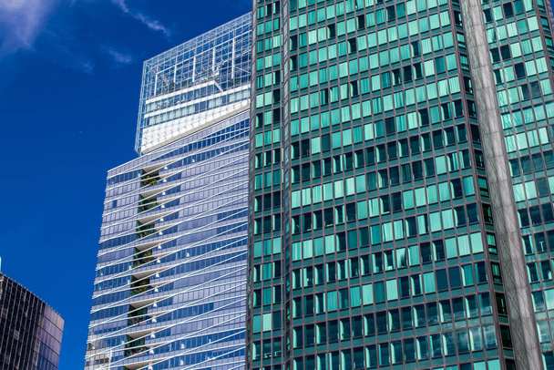 Paříž, Francie - 12. září 2022 Cityscape a architektura La Defense, obchodní čtvrti se nachází ve Velké Paříži, mrakodrapy obklopují slavný oblouk v centru esplanády - Fotografie, Obrázek