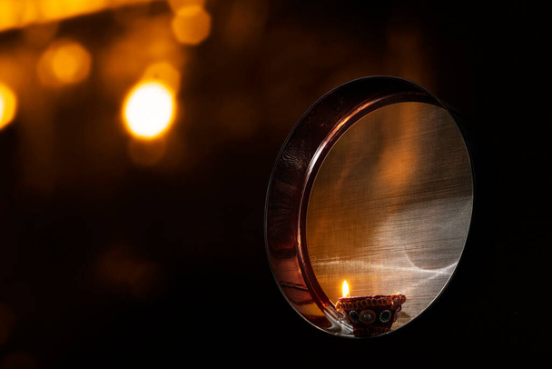 Gece Karwa Chauth kutlamaları için Karwa Chauth süzgeci ve Diya yağ lambaları - Fotoğraf, Görsel