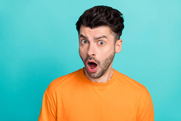 Closeup photo of young attractive handsome funny bearded man wear orange t-shirt open mouth shock unexpected rumor look you isolated on aqumarine color background. - Φωτογραφία, εικόνα