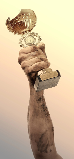 Coupe d'or dans les mains sales
 - Photo, image