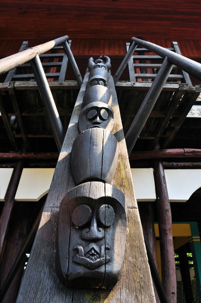 Échelle traditionnelle sculptée sur Maluku, Indonésie
 - Photo, image