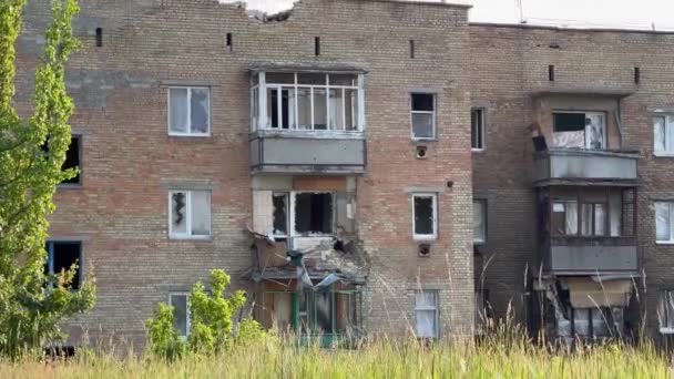 Beschadigd huis met meerdere verdiepingen in Oekraïne, in de buurt van Kiev. Oorlog in Oekraïne.  - Video
