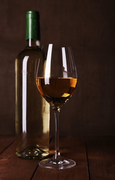 Wine bottle and wineglass - Valokuva, kuva