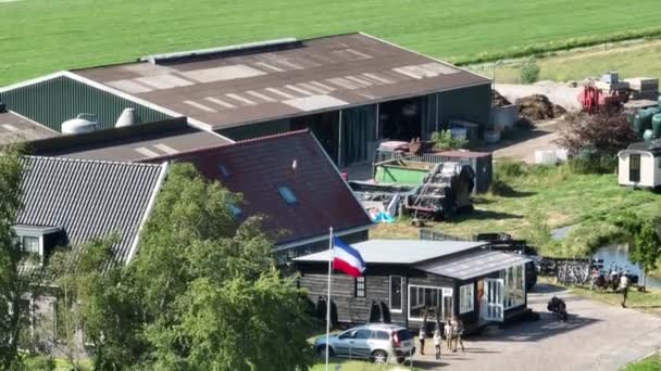 Farmers protest in The Netherlands, dutch flag upside down. Protest actions by different groups of farmers. Goverenment wants to limit livestock farming to solve the nitrogen crisis. - Séquence, vidéo