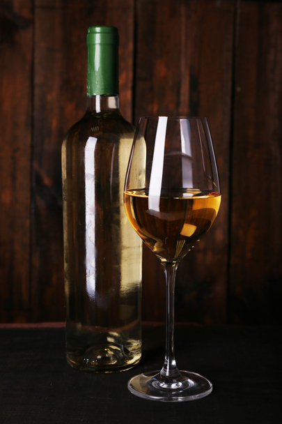 Şarap şişesi ve şarap kadehi. - Fotoğraf, Görsel