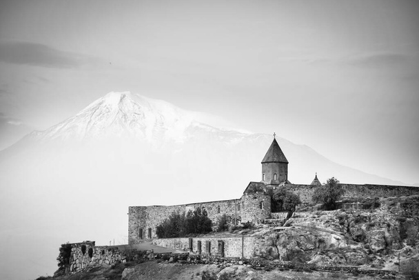 Czarny biały obraz zabytku historycznego w Armenii - klasztor Khor Virap z tłem szczytu góry Ararat. Słynny punkt orientacyjny przeznaczenia panoramiczny widok - Zdjęcie, obraz