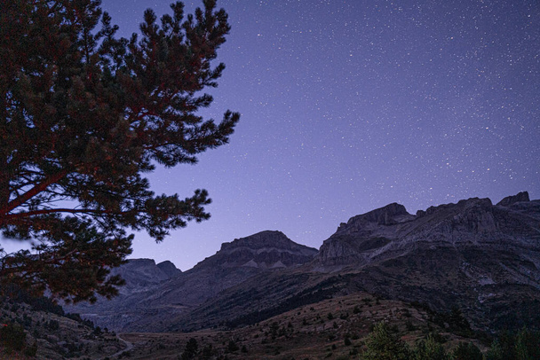 Pireneusok hegyvidéke az éjszakai égbolt alatt. Kiváló minőségű fénykép - Fotó, kép
