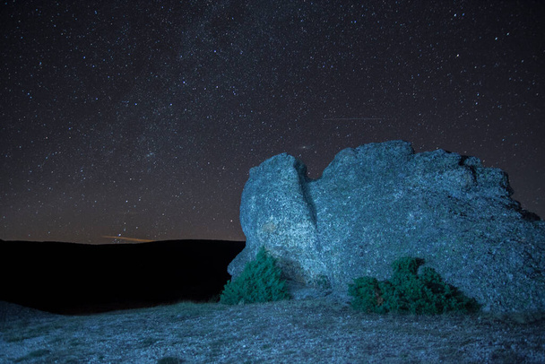 zvláštní kamenné útvary pod nočními hvězdami. Kvalitní fotografie - Fotografie, Obrázek