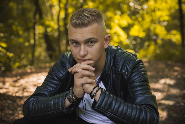 Jonge blonde Nordic appearance guy, stijl voor de jeugd accessoire voor mannen, casual street style - Foto, afbeelding