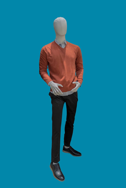 Image pleine longueur d'un mannequin masculin portant un pull rouge isolé sur fond bleu - Photo, image