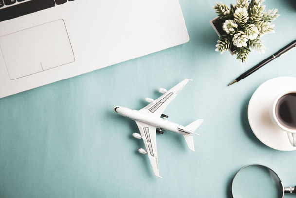 airplane with keyboard and coffee on the desk - Φωτογραφία, εικόνα