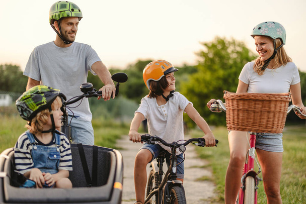 Szczęśliwa rodzina razem na rowerze na wsi - Zdjęcie, obraz