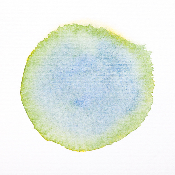 Art aquarel blauwe cirkel en licht groene rand verf vlek isol - Foto, afbeelding