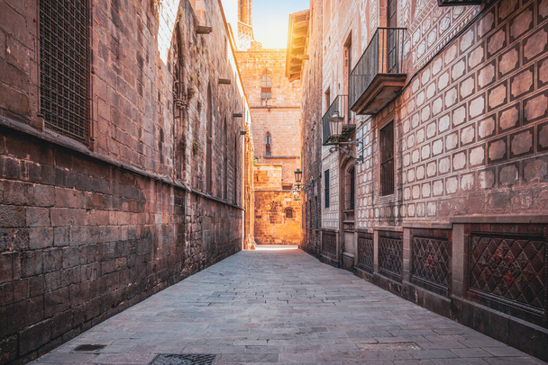 Вузька вулиця з історичною архітектурою поблизу кафедрального собору в Барселоні, Іспанія.. - Фото, зображення