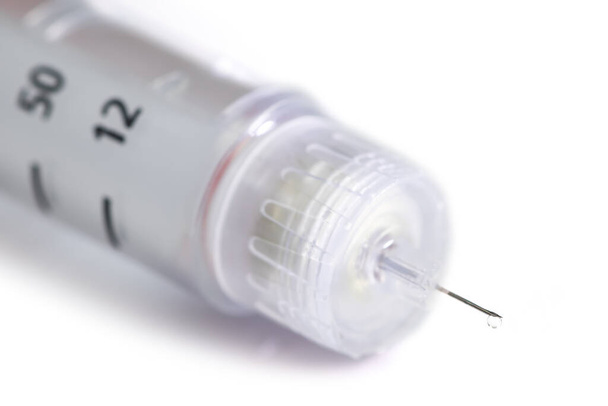 インスリンペン針,インスリンペンに安全かつ安全に接続するためにねじ,前充填ペンで注射のためのソリューション,簡単に自己注射のためのデバイス,白い背景に - 写真・画像