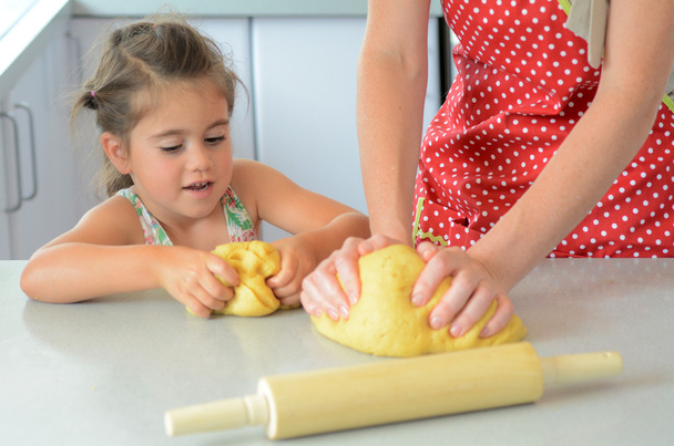 Mother and child kneading dough - Foto, Imagem