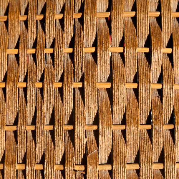 Kwadratowa wiklinowa faktura z ręcznie robionymi tradycyjnymi i suchymi gałęziami, wiklinowe brązowe tło tekstury, naturalny wzór tkane wikliny - Zdjęcie, obraz